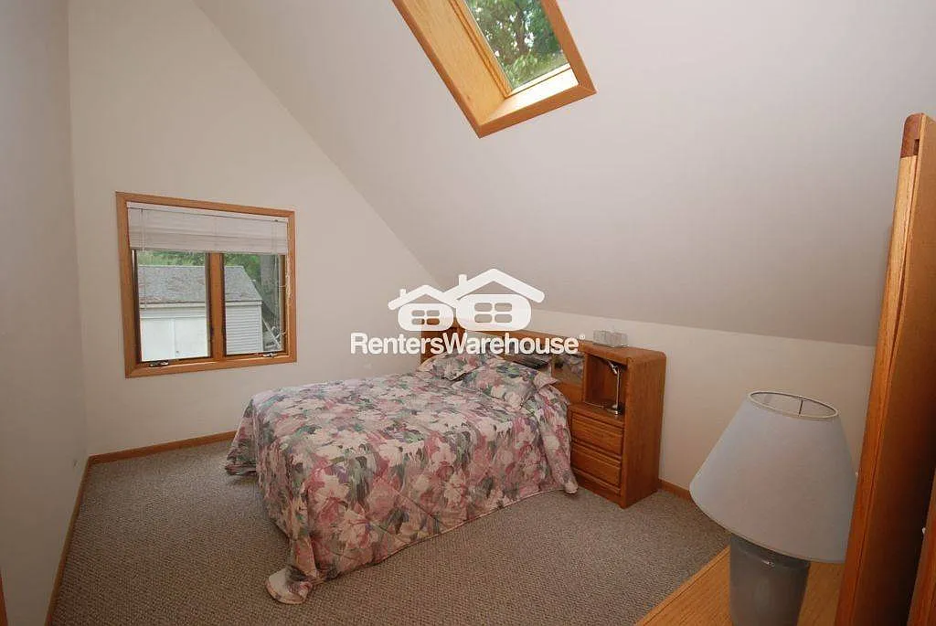 Spacious Lake Front Home — Photo 2