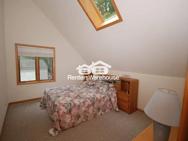 2310 N Lake Dr — Photo 2