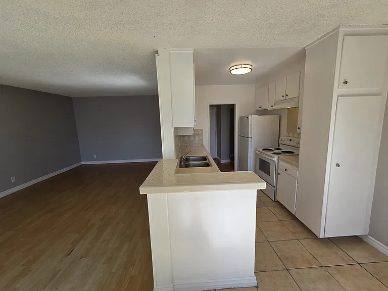 13955 Oxnard St — Photo 9