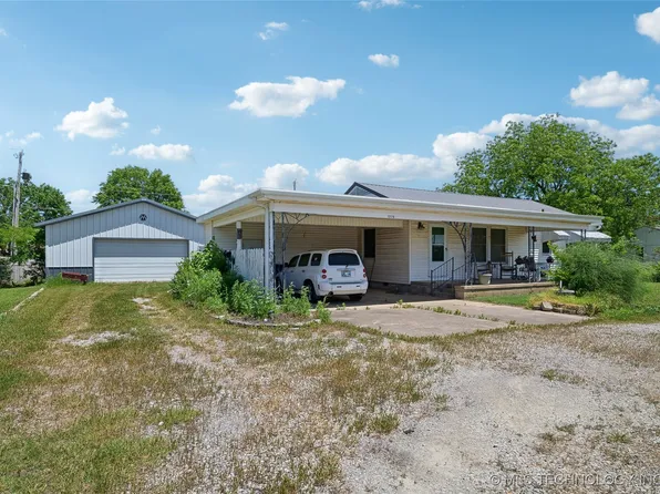 1226 W Davis Dr, Nowata, OK 74048
