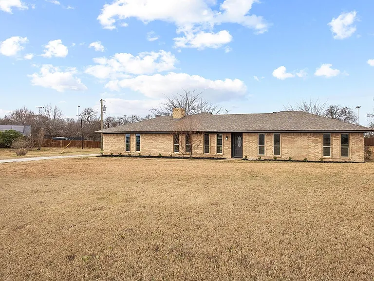 3327 Carriage Cir — Photo 5