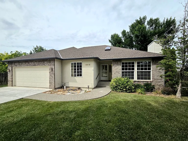 1812 Aspen Pl — Photo 2