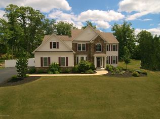 1075 Woodberry Dr, Mountain Top, PA 18707