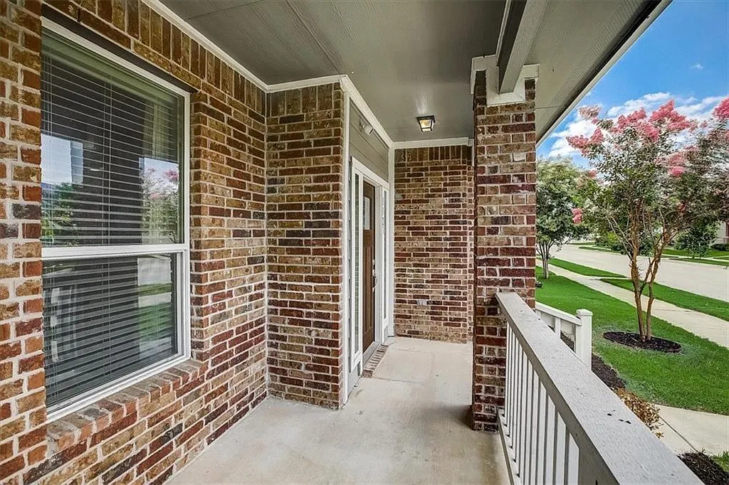 3 bed, 2.5 bath, 2101 sqft, $2,250 — Photo 2