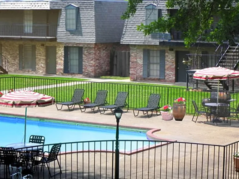 Chateau Apartments — Photo 17