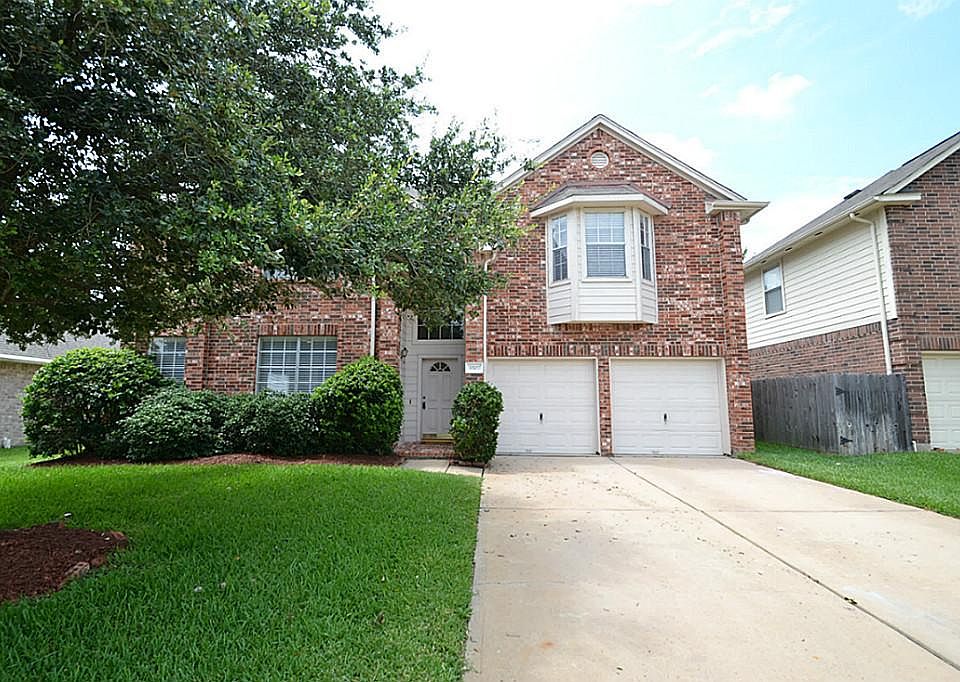 Front view of this enchanting home located at 3507 Stacy Park Circle.