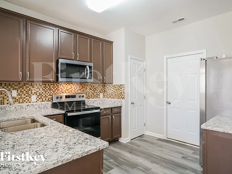 8163 Willowglen Dr — Photo 7
