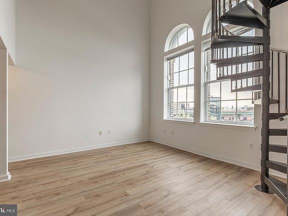 4th image of 109 W Wildey St Penthouse 2