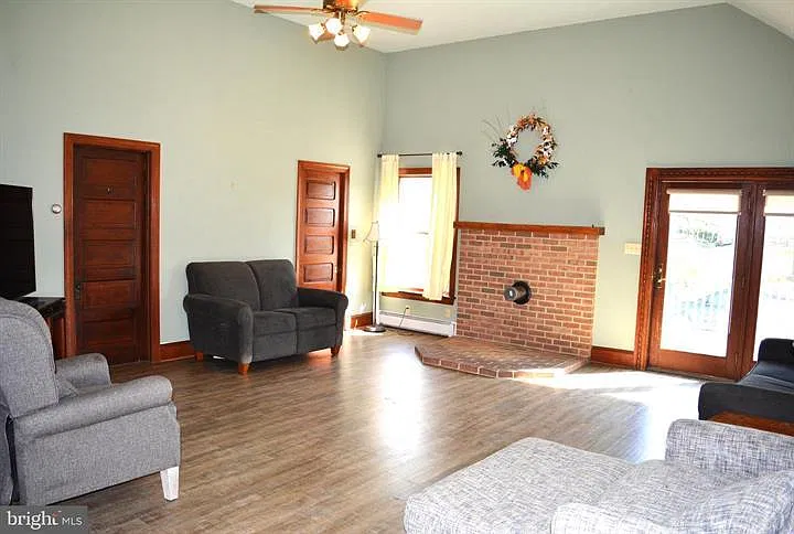 157 S Main St — Photo 4