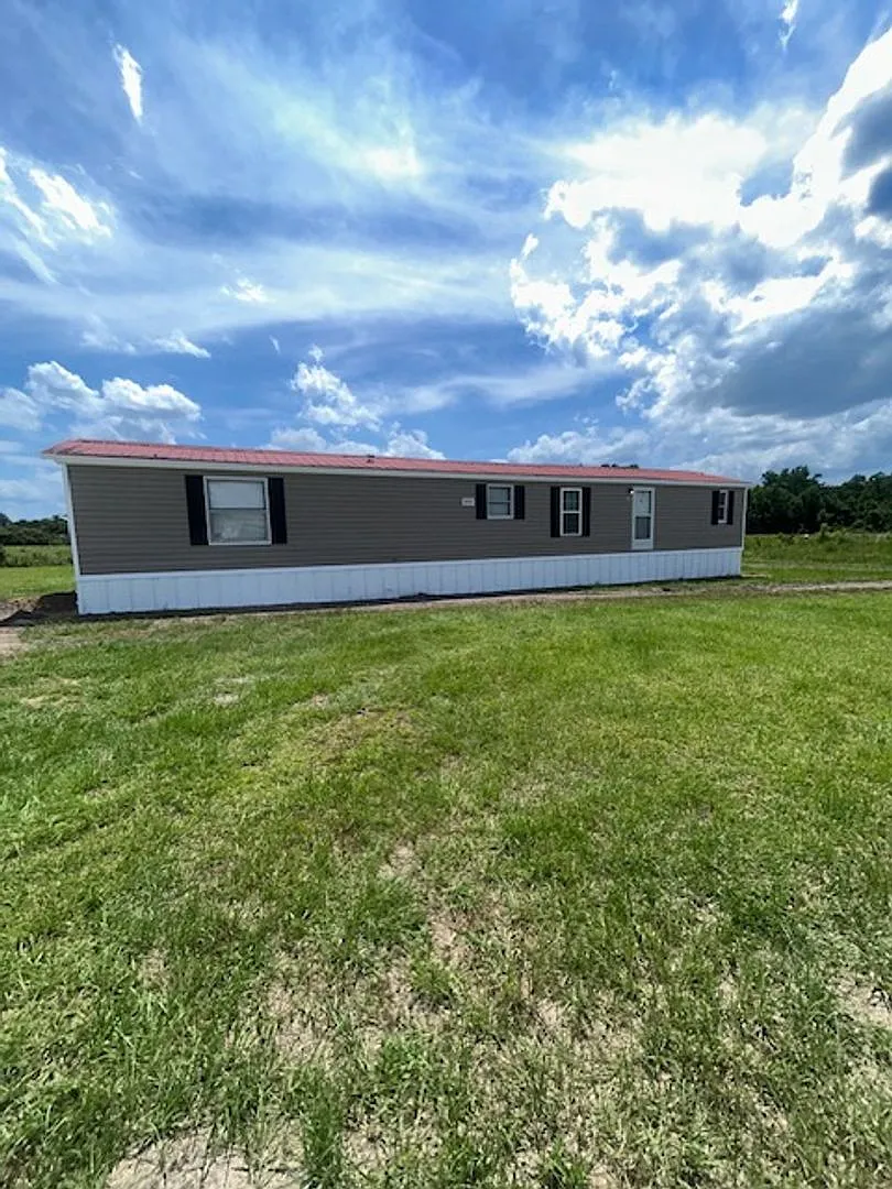 3-bedroom, 2-bath mobile home — Photo 1