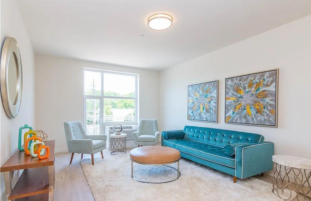 Studio, 1.0 bath, 700 sqft, $2,400 — Photo 2