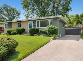 707 E Hackberry Ln, Mount Prospect, IL 60056