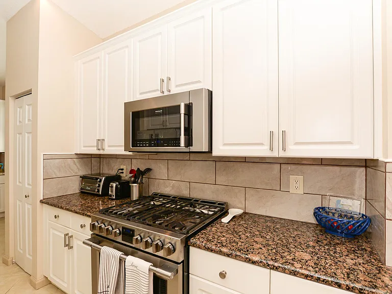 421 NW Sunview Way — Photo 18