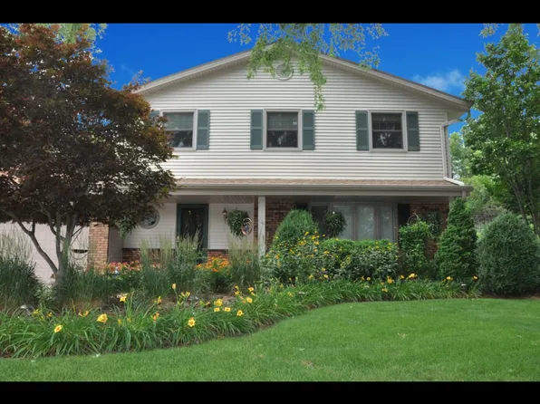 11748 W Waterford Ave, Greenfield, WI 53228
