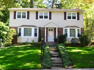 19 Bentley Rd, Great Neck, NY 11023