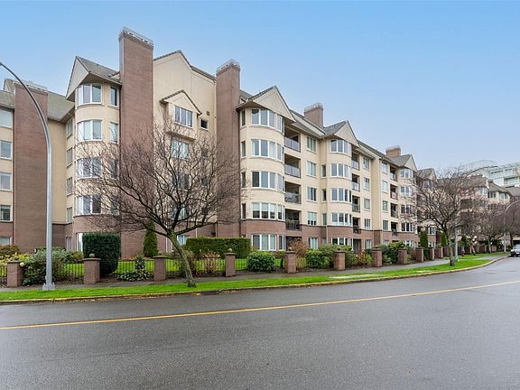 2nd image of 50 Songhees Rd #618