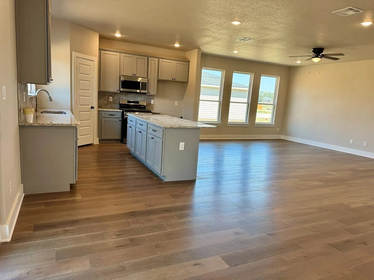 3 bed, 2.0 bath, 1607 sqft, $2,350 — Photo 2