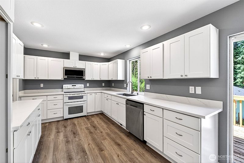 3rd image of 17939 Upland Drive SE