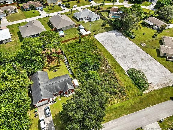 2nd image of 135 SW Klee Cir