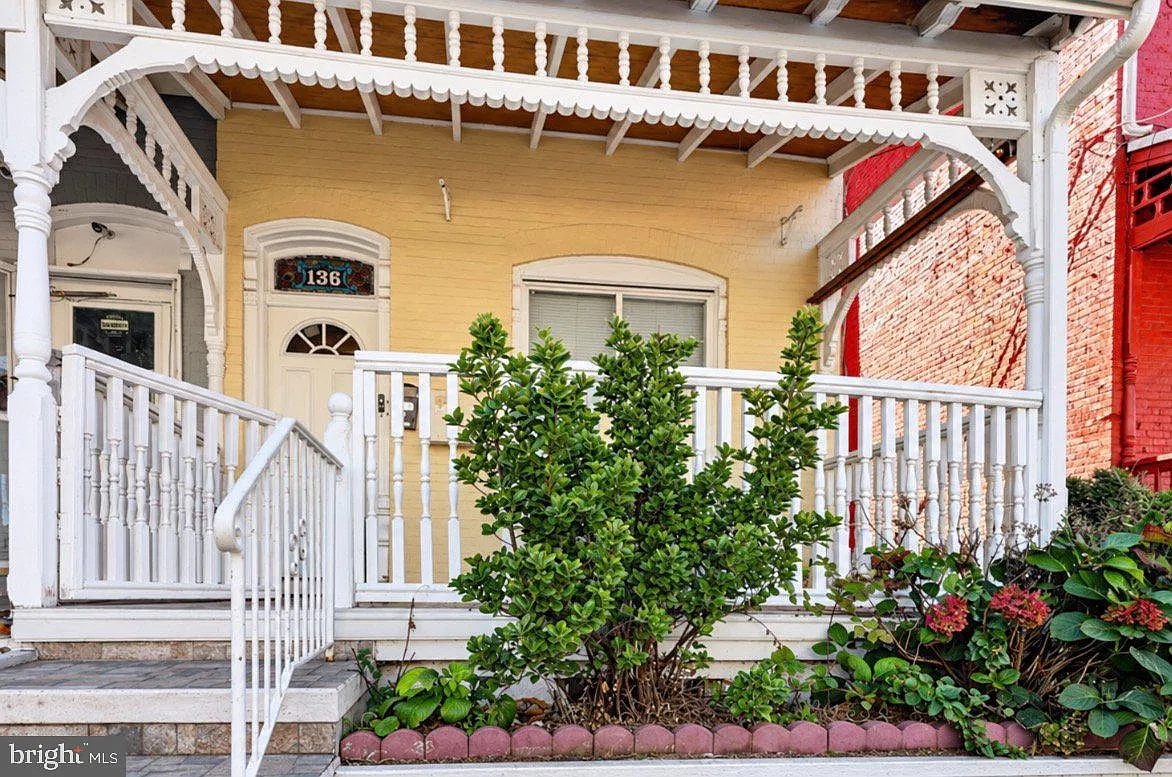 2 bed, 1.0 bath, 2100 sqft, $1,225 — Photo 1