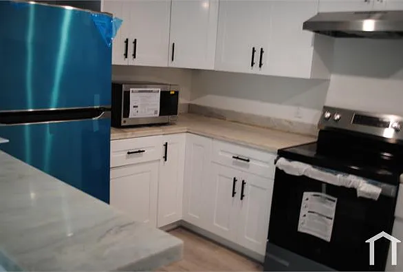 3 bed, 1400 sqft, $3,330 — Photo 2