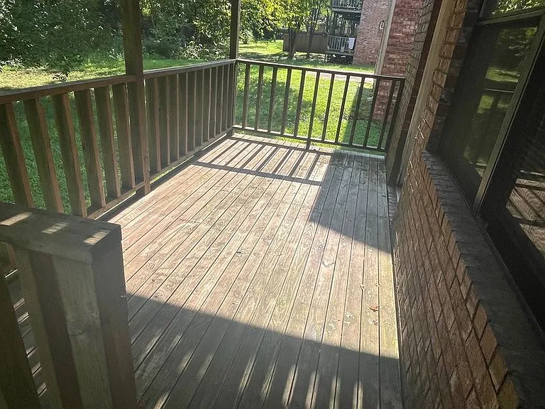 411 Valley Dr — Photo 2
