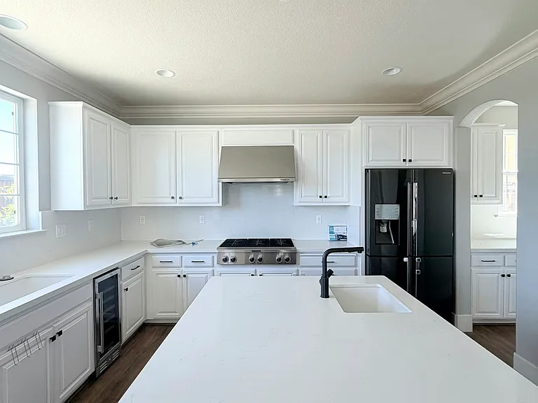 850 Monterey Ct — Photo 5