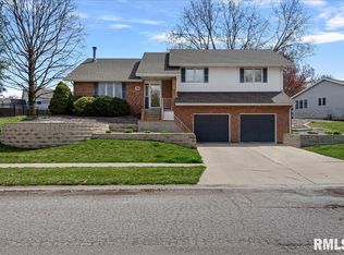 30 Taft Dr, Rochester, IL 62563