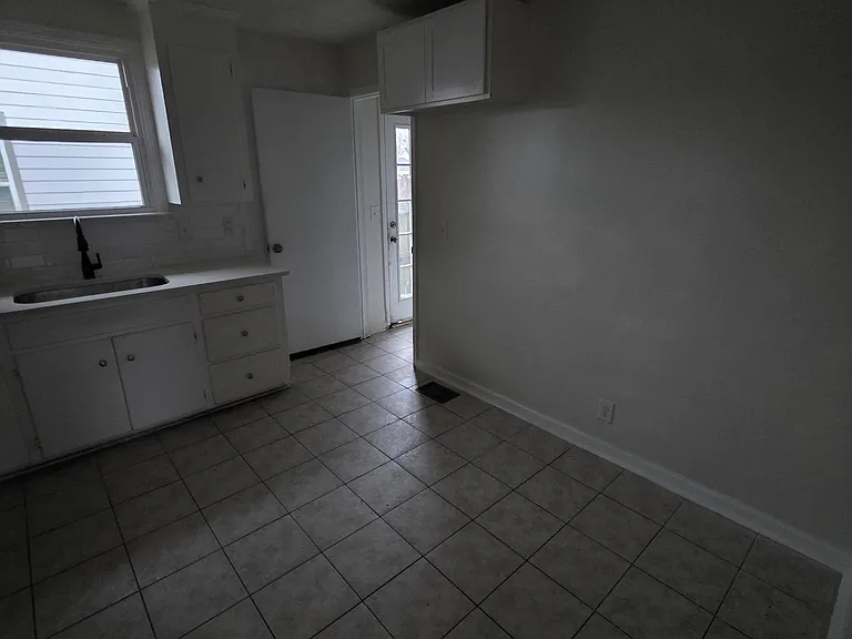 6201 California Ave — Photo 4
