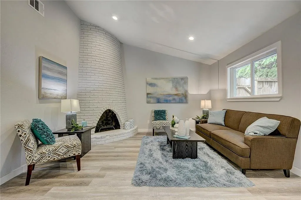 3 bed, 950 sqft, $1,895 — Photo 2