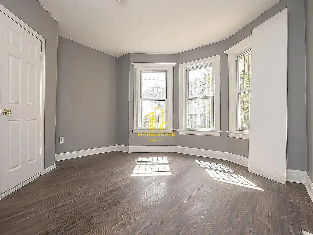 3 bed, 1050 sqft, $1,950 — Photo 4