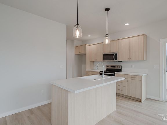 3rd image of 239 Caribou Ct