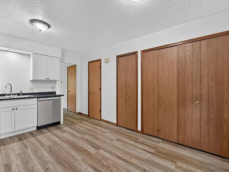 6839-6841 Woodlake — Photo 14