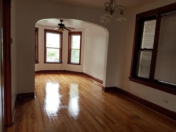 2nd image of 2844 N Sacramento Ave Uppr 1