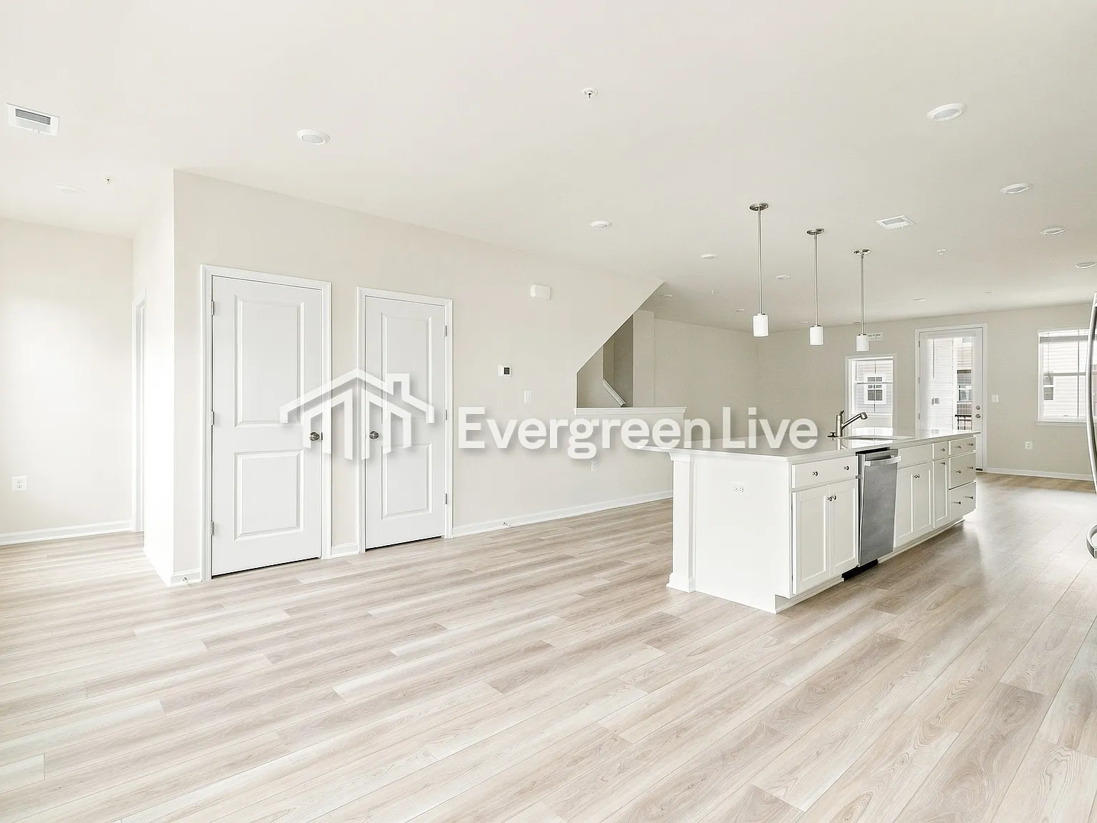 3 bed, 2.5 bath, 2415 sqft, $3,035 — Photo 4