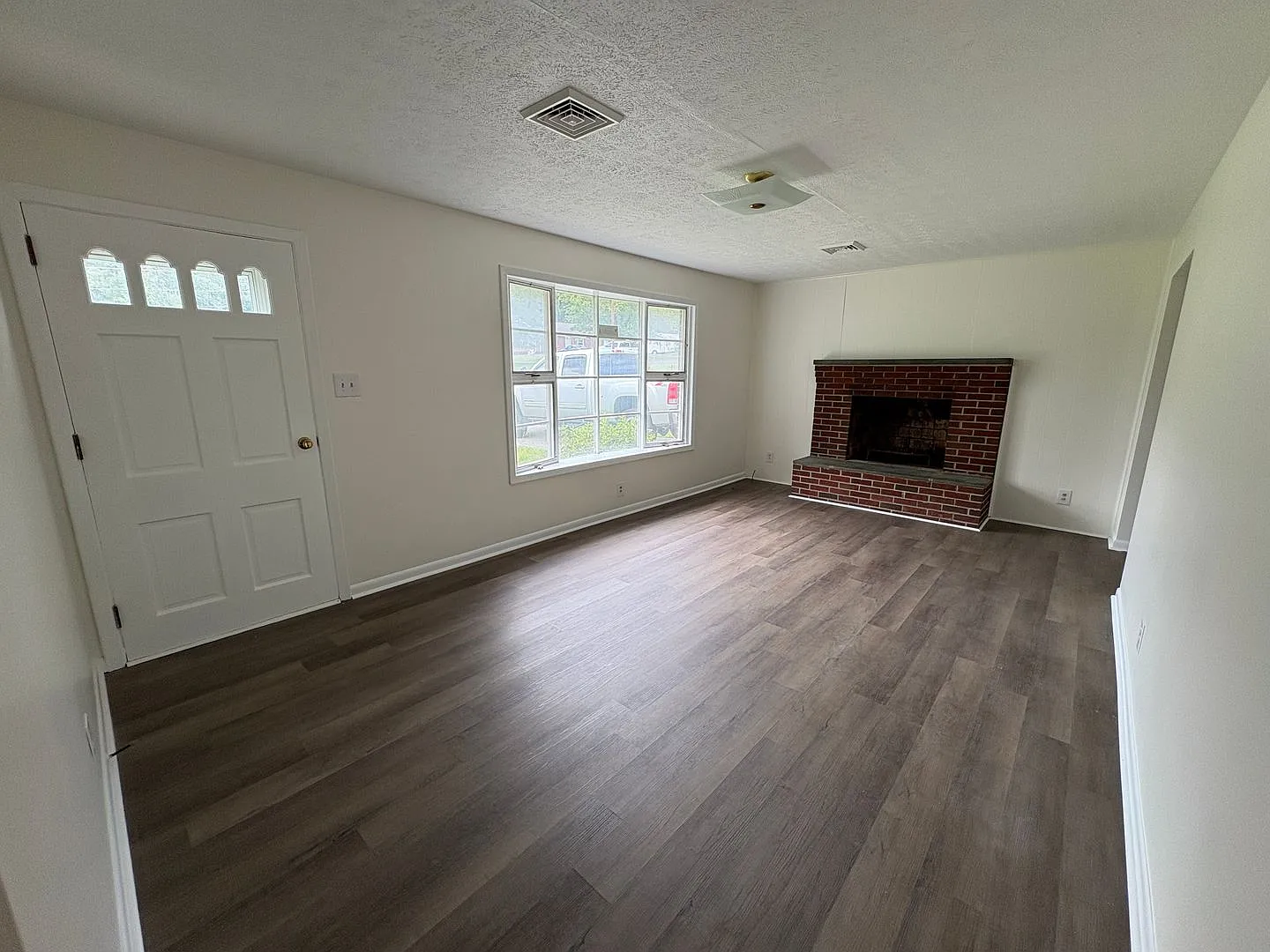 Spacious brick house in Madison Heights — Photo 2