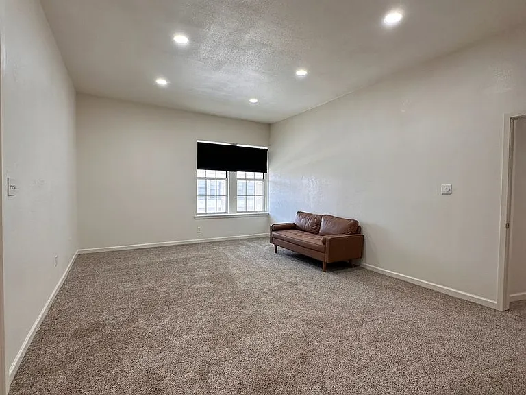 108 E Lee St — Photo 5