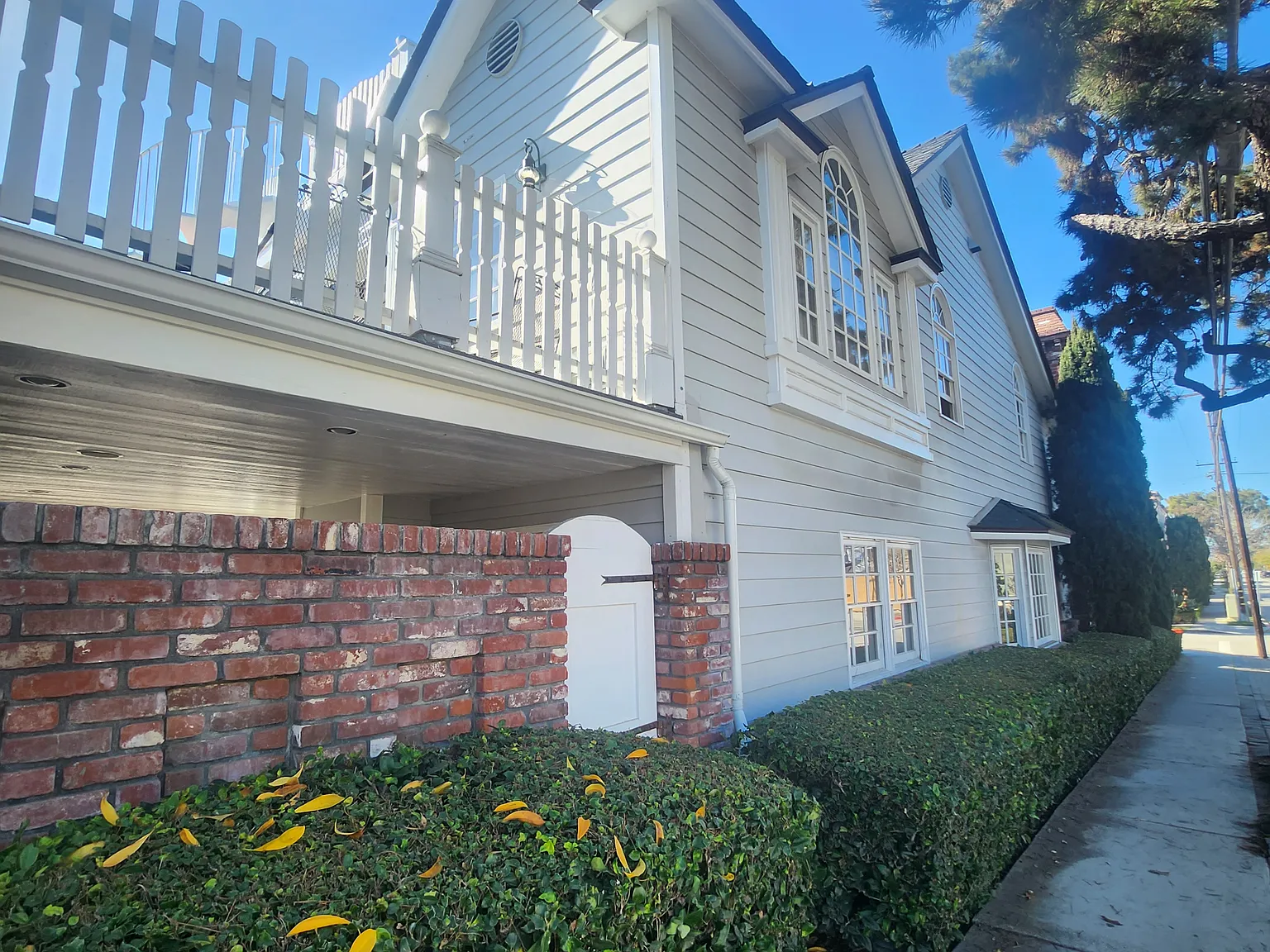 3 bed, 2370 sqft, $12,800 — Photo 2