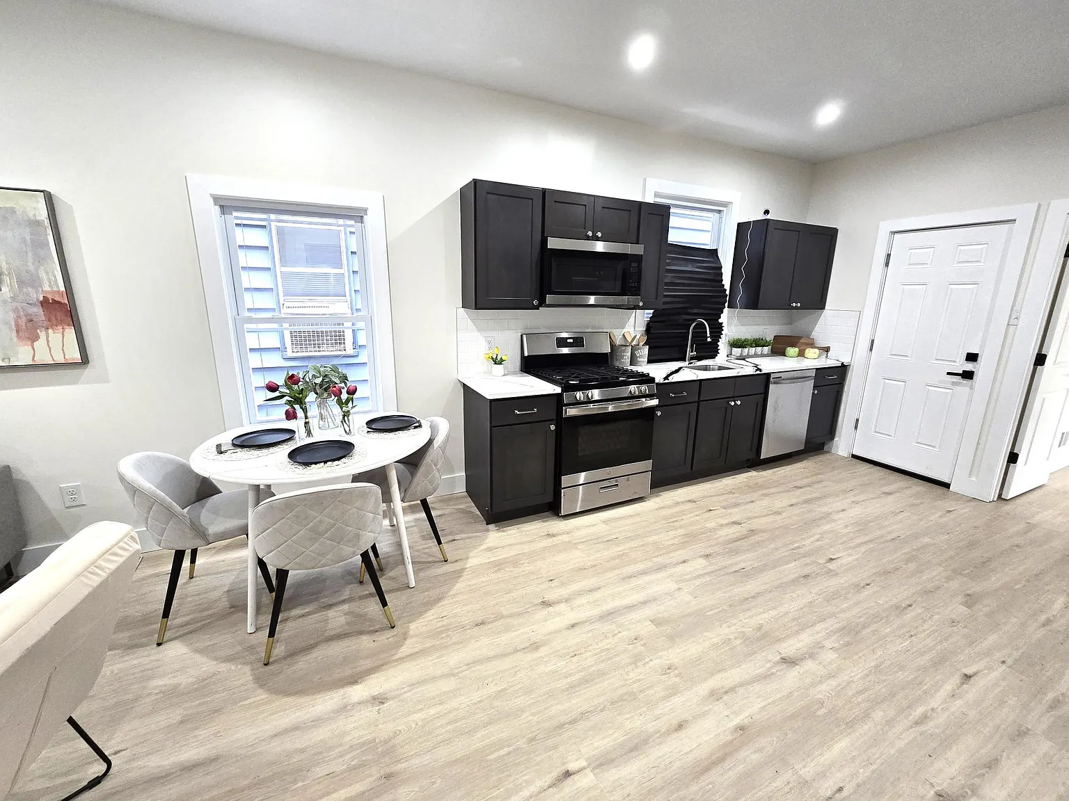 2 bed, 1200 sqft, $2,400 — Photo 4