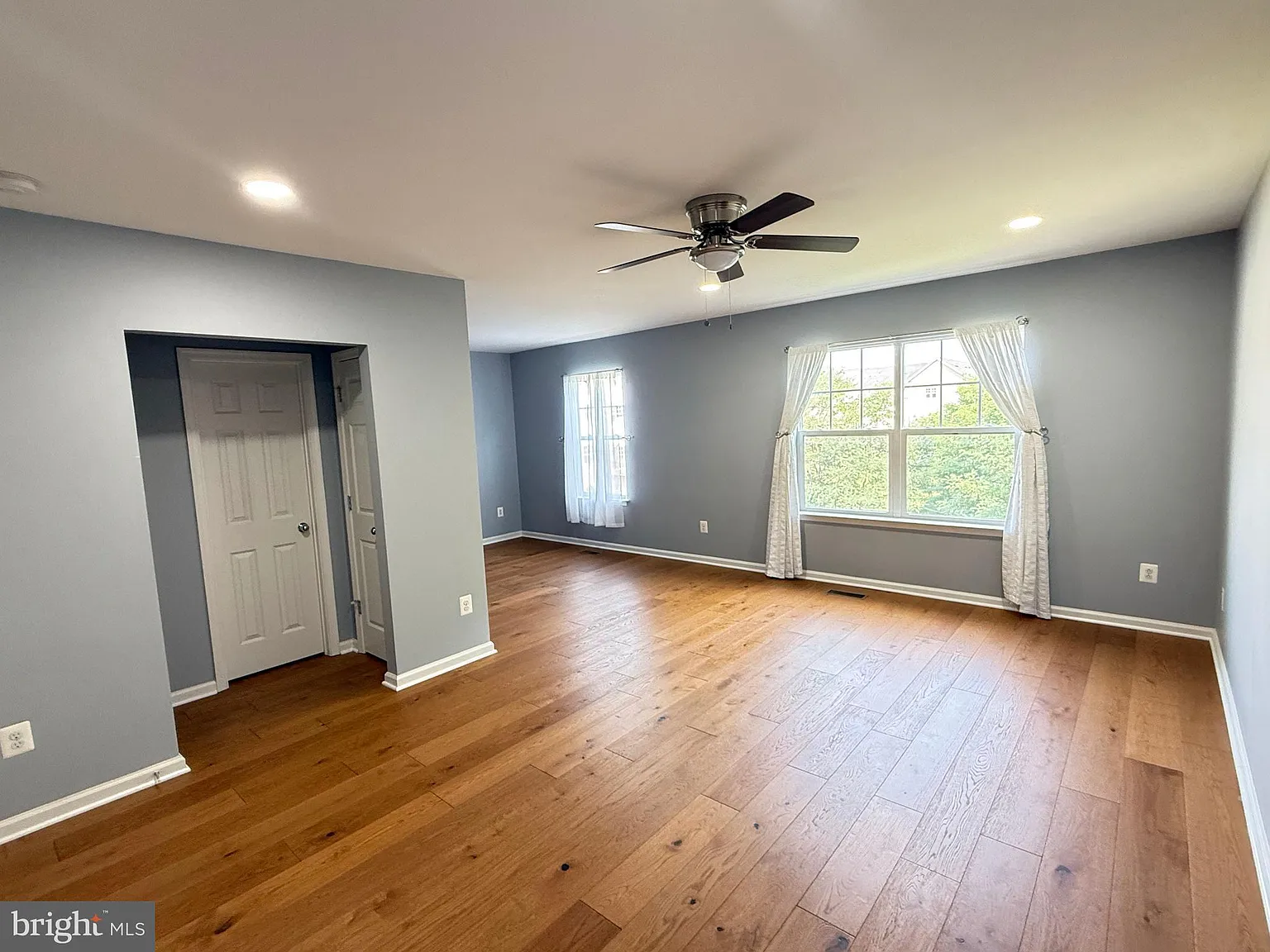 3 bed, 3.5 bath, 2529 sqft, $2,495 — Photo 3