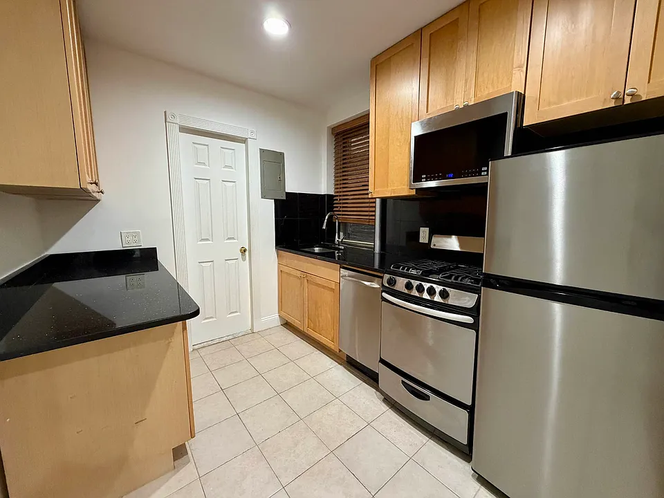 347 E 65th St #3RW