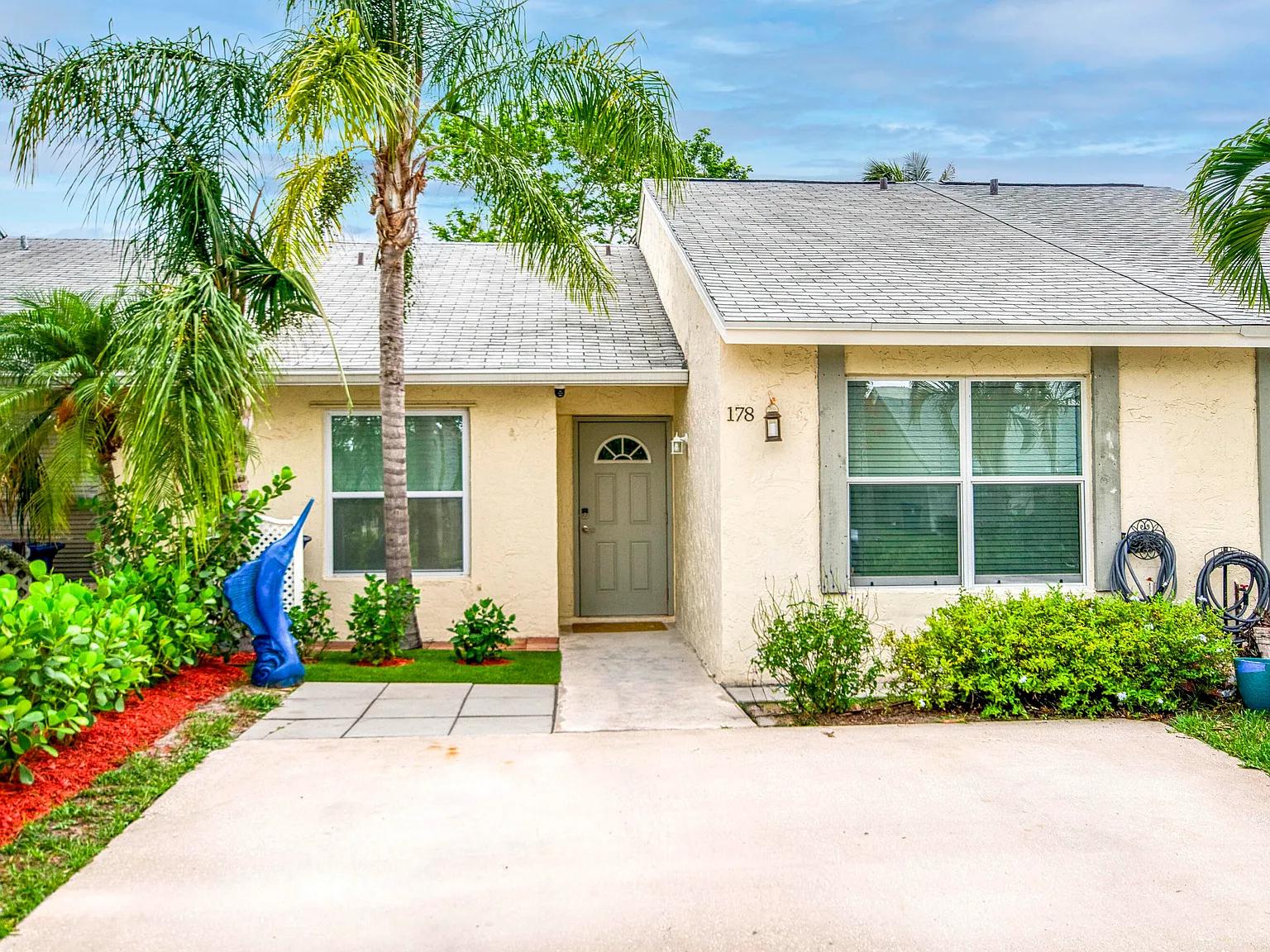 2 bed, 2.0 bath, 1049 sqft, $2,200 — Photo 1