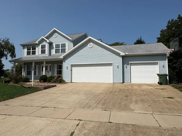 1703 Deer Run Dr, Mahomet, IL 61853