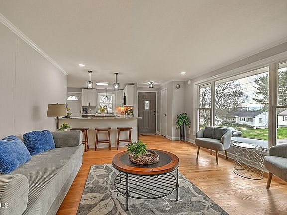 5th image of 1002 Lincoln Ave