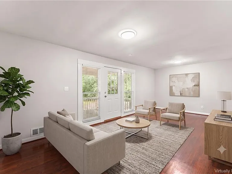 2352 Elmwood Cir SE — Photo 2
