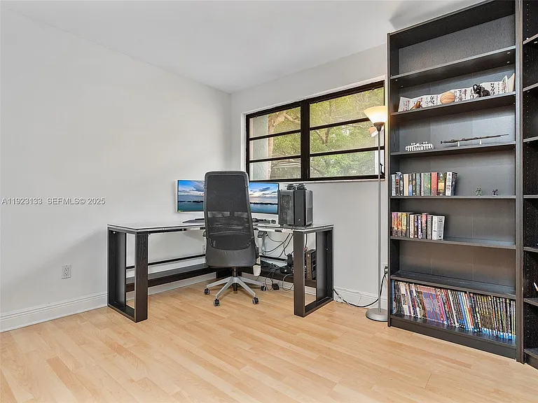 515 NE 38th St #10 — Photo 52