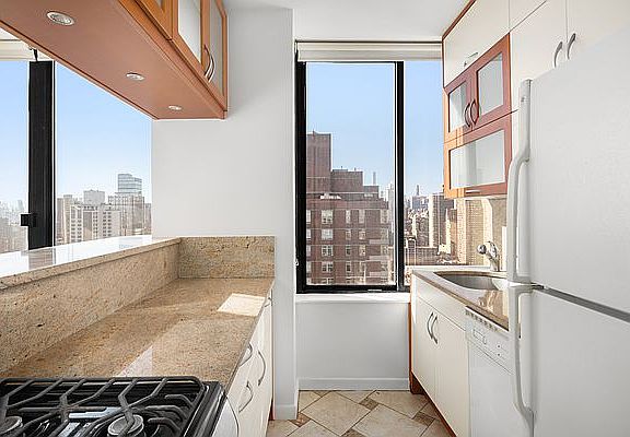 4th image of 300 E 93rd St APT 36E