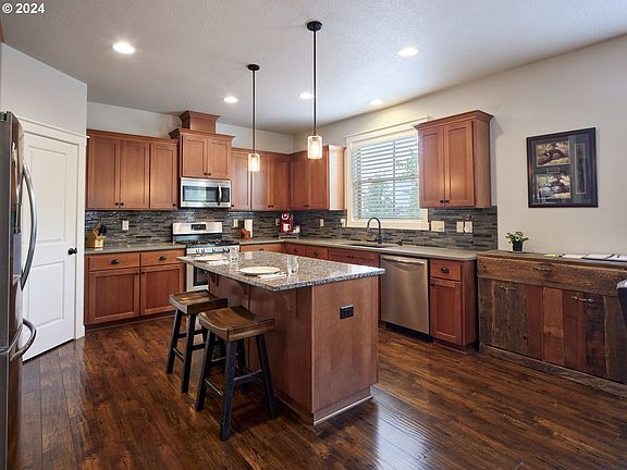 5th image of 10011 NE 33rd Ct