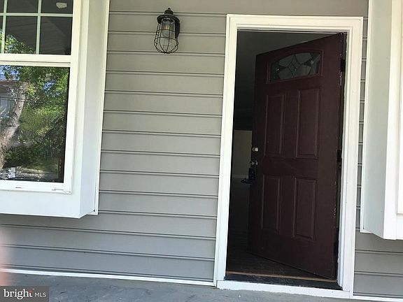 2nd image of 4243 Dix St NE