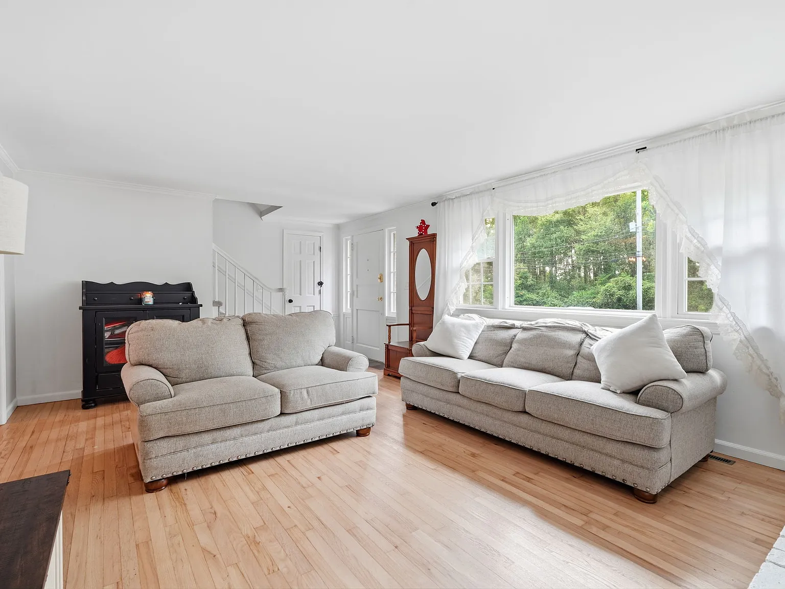 4 bed, 2156 sqft, $4,600 — Photo 4